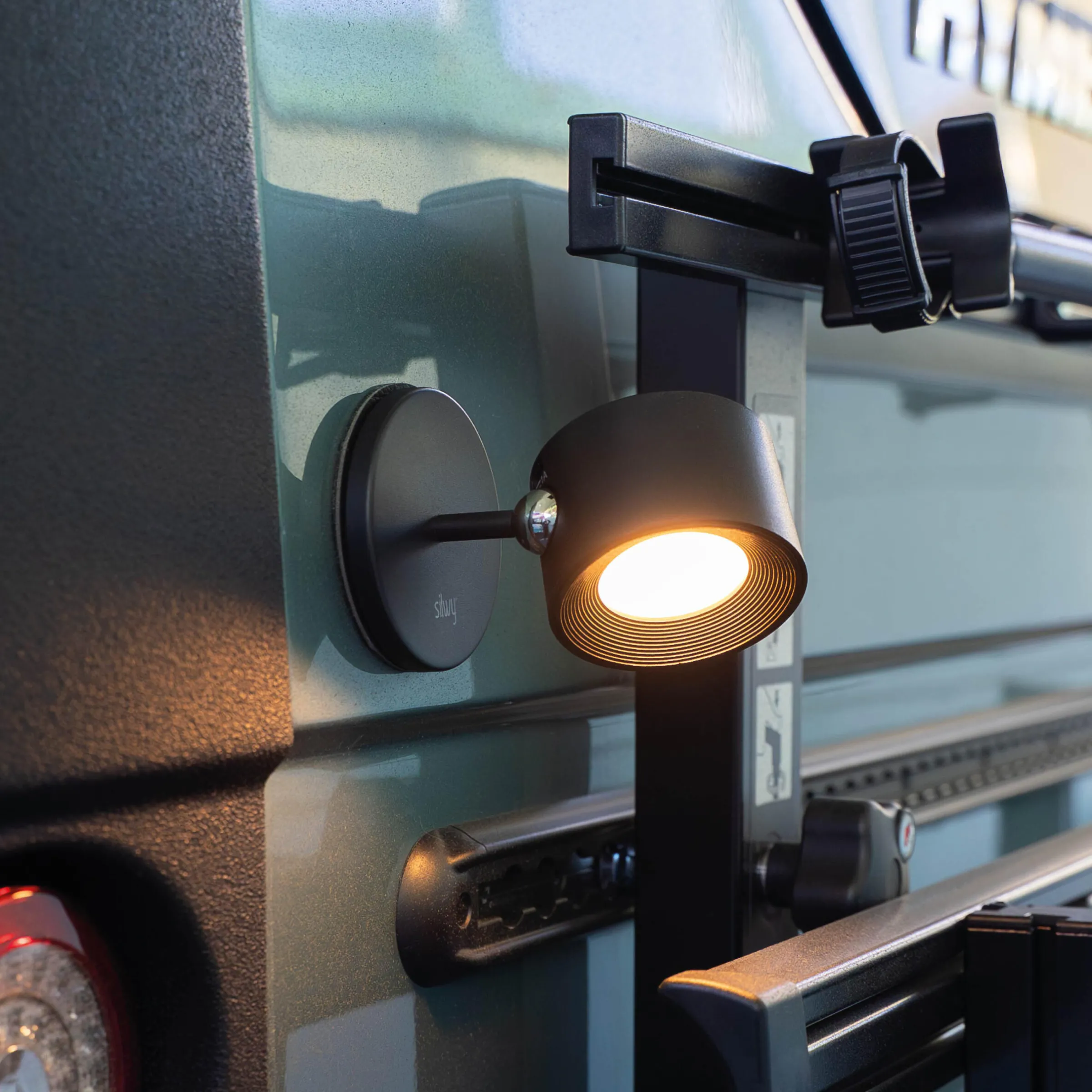 Lampe murale magnétique avec adaptateur mural noir