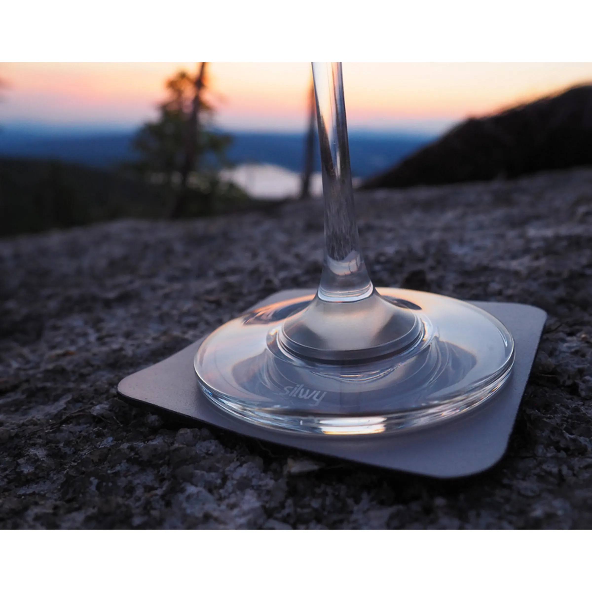 Lot de 2 verres à vin en cristal aimantés
